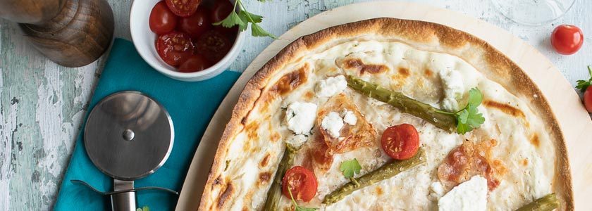 Pizza piccante con asparagi