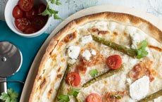 Pizza piccante con asparagi