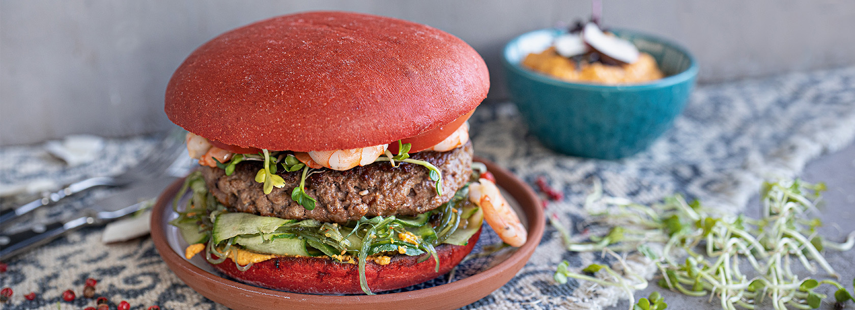 Hamburger di surf e turf con carne di manzo e gamberi