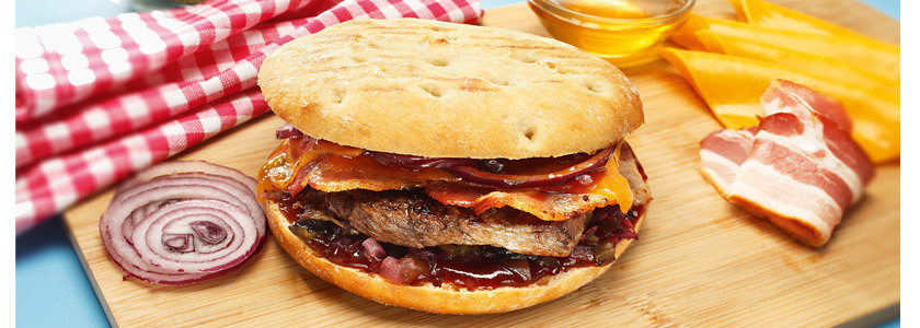 Steakburger con salsa barbecue con relish di cetrioli