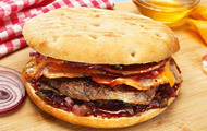 Steakburger con salsa barbecue con relish di cetrioli