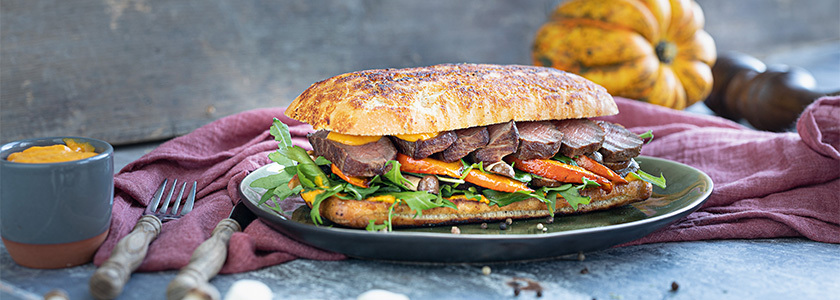 Sandwich con bistecca funghi porcini e maionese alla zucca