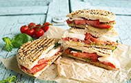 Panini caprese con pomodoro