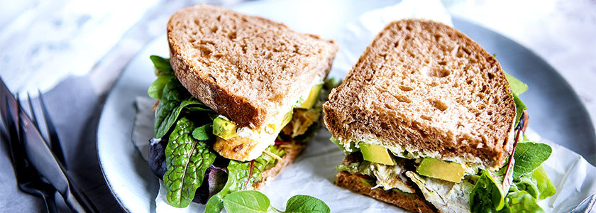 Pane Vital con avocado e pollo