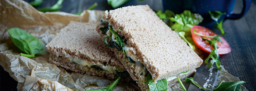 Panino grigliato, con spinaci in foglia e gorgonzola