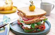 Sandwich Tower con formaggio fresco granuloso