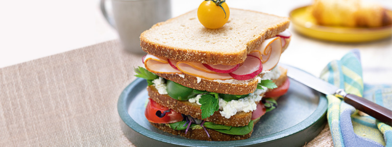 Sandwich Tower con formaggio fresco granuloso