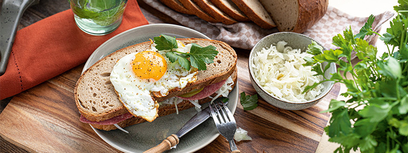 „Reuben sandwich“ con Corned Beef