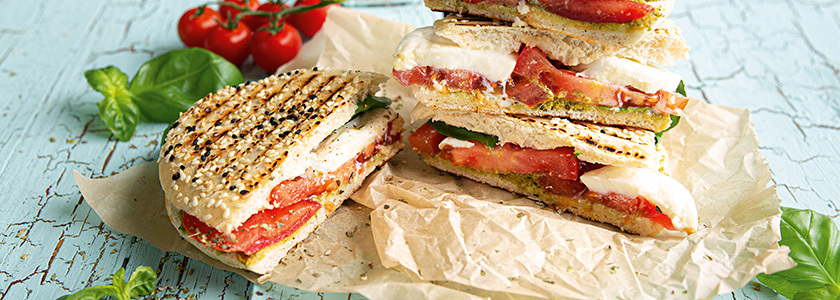 Panini caprese con pomodoro