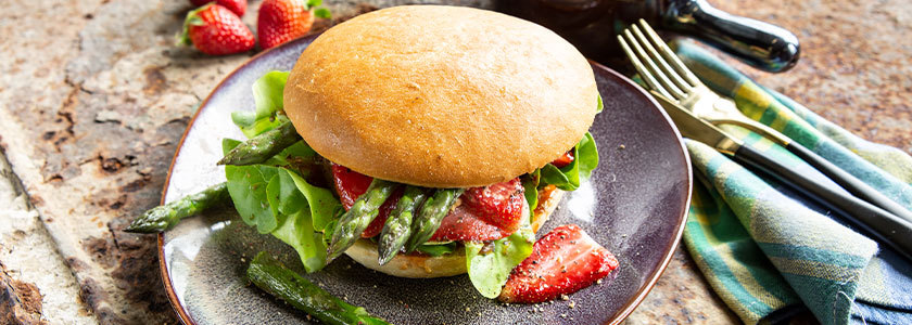 Burger agli asparagi con fragole, formaggio gouda ed insalata