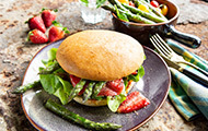 Burger agli asparagi con fragole, formaggio gouda ed insalata