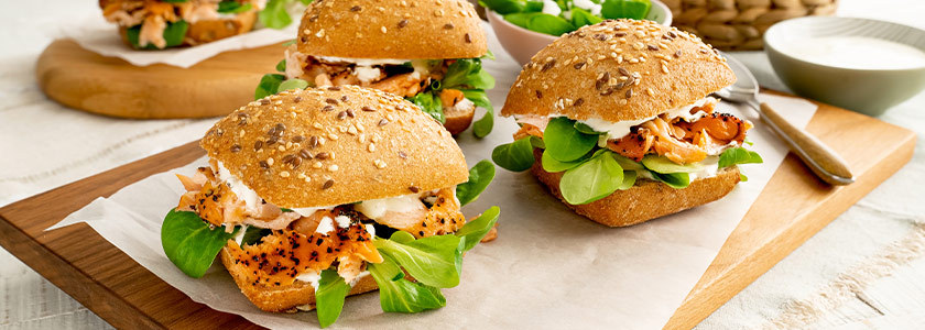 Salmone arrostito su panini di farro biologico