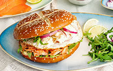 Burger con salmone sflilacciato
