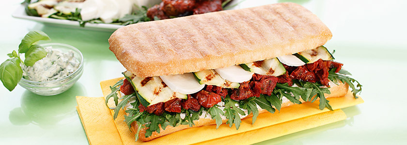 Ciabatta con pomodori secchi e mozzarella