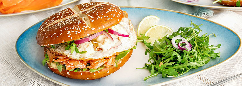 Burger con salmone sflilacciato