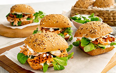 Salmone arrostito su panini di farro biologico