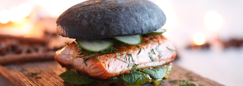Black Burger con filetto di salmone