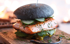 Black Burger con filetto di salmone