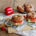 Bagel "Laugen" con sesamo, pretagliato - 1