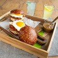 Burger brioche "Laugen" con sesamo, già pronto - 1