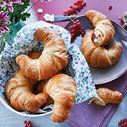 Croissant ricurvo con spennellatura all'uovo