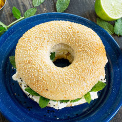 Bagel XXL con sesamo, pretagliato